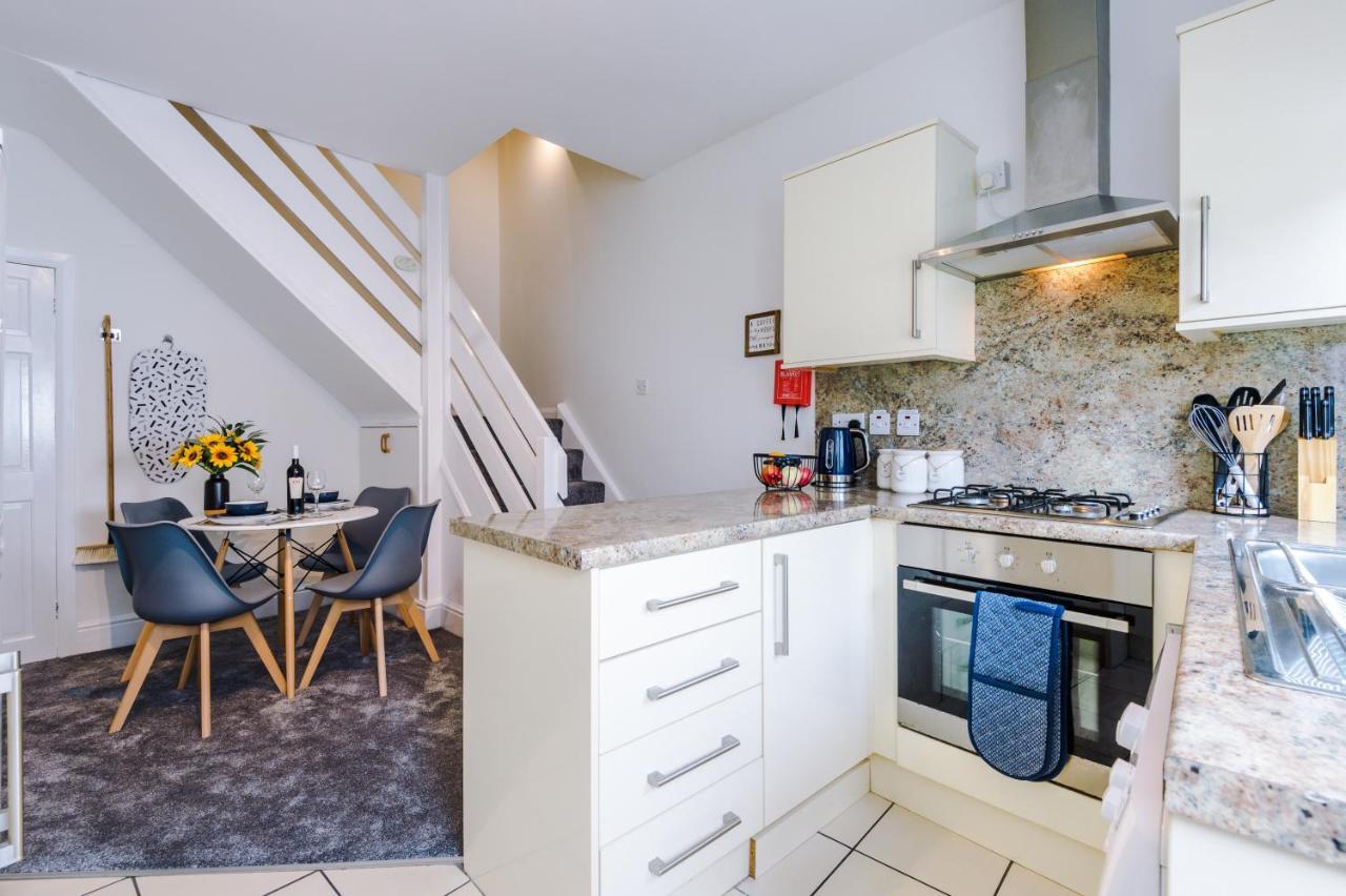 Bright 2-Bed Cottage In Chester By 53 Degrees Property, Ideal For Couples & Small Groups, City Centre - Sleeps 6 Buitenkant foto